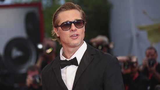 Brad Pitt, Schauspieler aus den USA, kommt zur Premiere des Films «Blonde» während der 79. Ausgabe der Filmfestspiele von Venedig. Zum ersten Mal sind von Pitt geschaffene Kunstskulpturen in Finnland zu sehen. Foto: Joel C Ryan/Invision/dpa