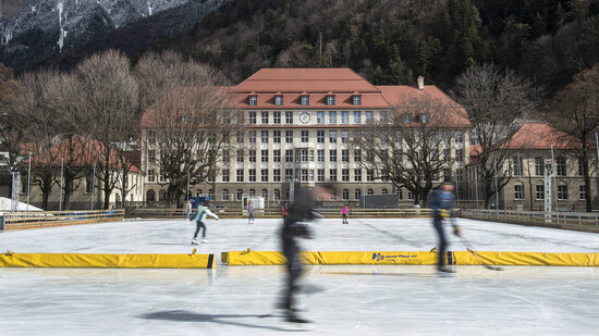 Ein Bild dass es dieses Jahr so nicht zu sehen sein wird: Freizeitsportler vergnügen sich auf dem Quadereis in Chur.