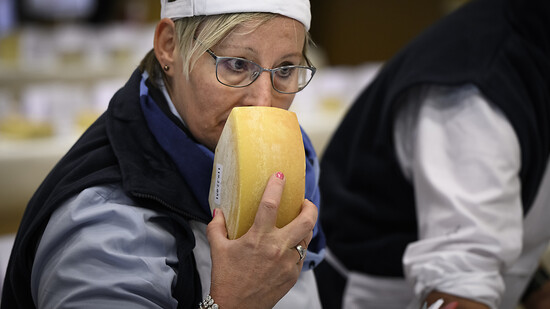 Eine Jurorin testete am Donnerstag in Le Châble VS einen Käse anlässlich der Vergabe der "Swiss Cheese Awards". (Archivbild)