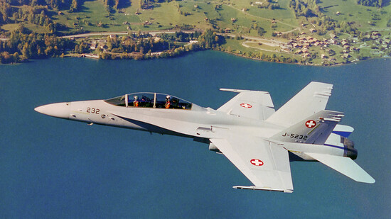 Zwei FA-18 Kampfjets der Schweizer Armee mussten ein niederländisches Flugzeug aus dem Schweizer Luftraum begleiten. (Archivbild)