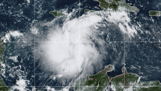 HANDOUT - Dieses Satellitenbild der National Oceanic and Atmospheric Administration zeigt Tropensturm Ian über der zentralen Karibik. Foto: Uncredited/NOAA/AP/dpa - ACHTUNG: Nur zur redaktionellen Verwendung und nur mit vollständiger Nennung des…