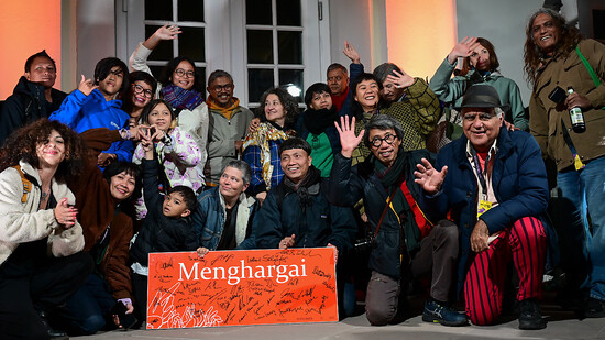 Teilnehmer der documenta fifteen haben sich bei der Schließung zu einem Gruppenfoto versammelt. Foto: Uwe Zucchi/dpa