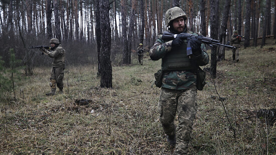 dpatopbilder - Die Ukraine konnte in den letzten Wochen einige Gebiete zurückgewinnen. Nun passt Russland nach Angaben des britischen Verteidigungsministeriums seine Taktik an. Foto: Roman Chop/AP/dpa