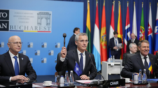 Jens Stoltenberg (M), NATO-Generalsekretär, eröffnet den ersten Tag des Treffens der Nato-Außenminister. Foto: Andreea Alexandru/AP/dpa