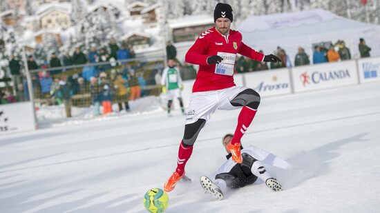 Voller Einsatz: Der ehemalige Schweizer Nationalspieler Mario Eggimann ist dieses Jahr wieder an der Schneefussball-Weltmeisterschaft in Arosa im Einsatz. 