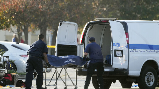Die Leiche des mutmaßlichen Todesschützen wird vom Gerichtsmediziner des Bezirks Los Angeles aus einem Lieferwagen in Torrance, Kalifornien, geholt. Foto: Damian Dovarganes/AP/dpa