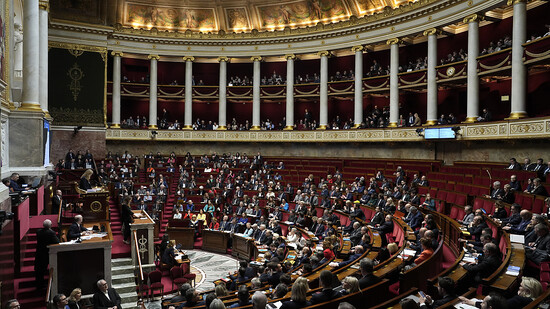 Französische Abgeordnete sitzen in der Nationalversammlung. Das erste von zwei Misstrauensvoten in der französischen Nationalversammlung gegen die Regierung und deren Rentenreform ist knapp gescheitert. Foto: Lewis Joly/AP/dpa