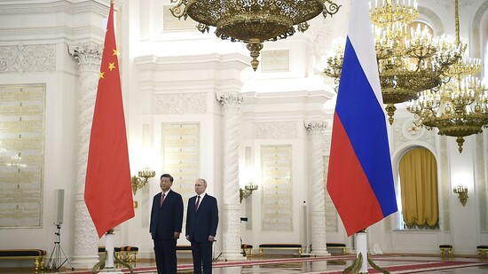 Dieses von der staatlichen russischen Nachrichtenagentur Sputnik via AP veröffentlichte Foto zeigt Wladimir Putin (r), Präsident von Russland, und Xi Jinping, Präsident von China, bei einer offiziellen Begrüßungszeremonie im Großen Kremlpalast. Foto:…