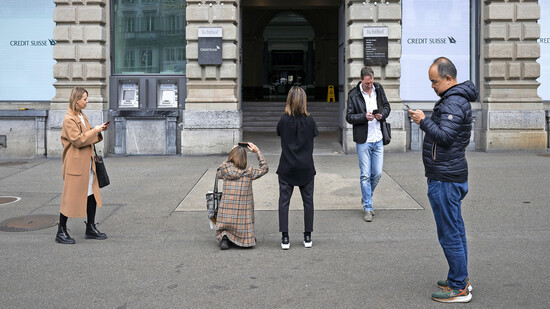 Ein Erinnerungsfoto: Passanten machen Aufnahmen vom Logo der Credit Suisse am Zürcher Paradeplatz.