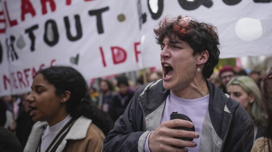 dpatopbilder - Demonstranten skandieren während einer Kundgebung in Paris Slogans gegen die Erhöhung des Rentenalters. Foto: Christophe Ena/AP/dpa