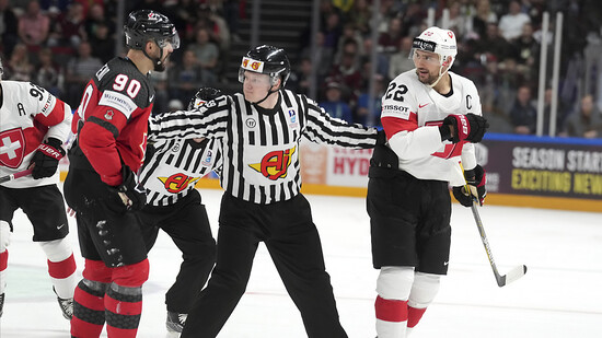 WM beendet: Kanadas Joe Veleno (re.) wird für sein übles Foul gegen den Schweizer Captain Nino Niederreiter für fünf Spiele gesperrt