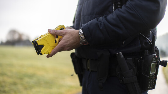 Kam 2022 weniger zum Einsatz: Ein Angehöriger der Kantonspolizei Appenzell-Ausserrhoden mit einem Taser. (Archivbild)