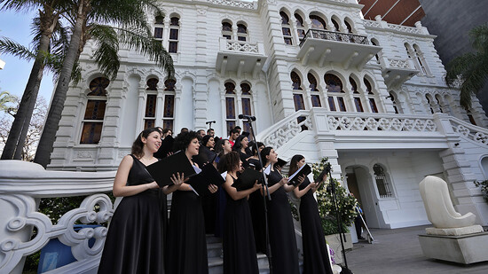 Ein Chor singt während der Wiedereröffnungsveranstaltung im Hof des Sursock-Museums. Foto: Hussein Malla/AP/dpa
