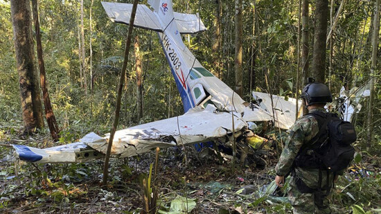 HANDOUT - Ein Soldat vor dem Wrack einer Cessna C206, die im Dschungel von Solano im kolumbianischen Bundesstaat Caqueta abgestürzt ist. Foto: Colombia's Armed Forces Press Office/dpa - ACHTUNG: Nur zur redaktionellen Verwendung und nur mit vollständiger…