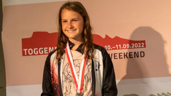 Silbermedaille: Nina Gujan strahlt über ihren Podestplatz an der Langdistanz-SM im Orientierungslauf. 