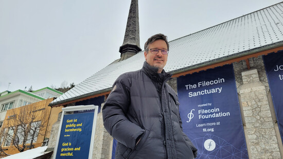 Sieht in der Fremdnutzung kein Problem: Pfarrer Marc Schmed steht vor der sogenannten englischen Kirche in Davos, die am WEF vermietet ist.