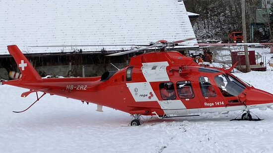 Drei Verunfallte: Die Rega flog einen 58-jährigen Arbeiter ins Kantonsspital nach Chur.