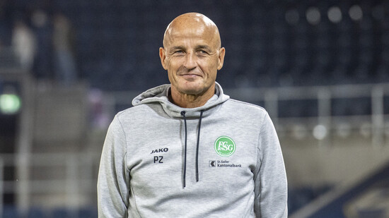 Gekommen, um zu bleiben: St. Gallens Trainer Peter Zeidler wartet vor dem Ligaspiel in Luzern auf den Anpfiff. 