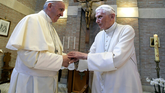 Hatten angeblich keine Differenzen: Papst Franziskus (links, auf einem Bild aus dem Jahr 2017) nennt seinen Vorgänger Benedikt XVI. einen «Vater und lieben Gefährten».