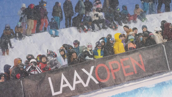 Party im Schnee: Die garstigen Bedingungen am Laax Open konnten die Stimmung nicht trüben.