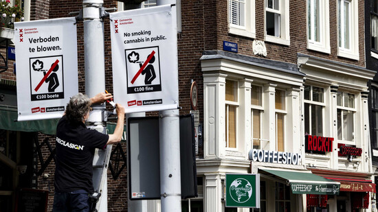 Verboden te blowen: Überall in der Amsterdamer Allstadt wird über das neue Kiffer-Verbot orientiert.