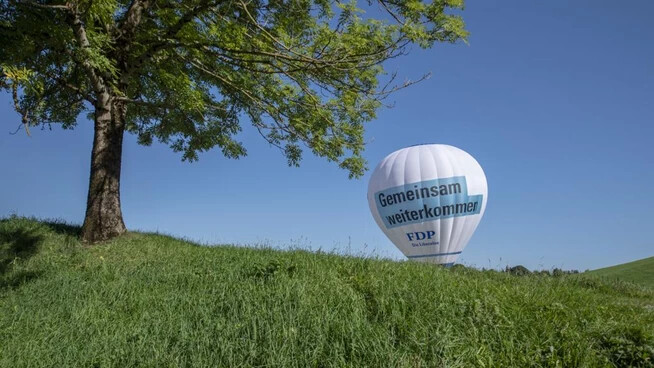 Ein Heissluftballon mit Logo der FDP wird bereitgemacht.