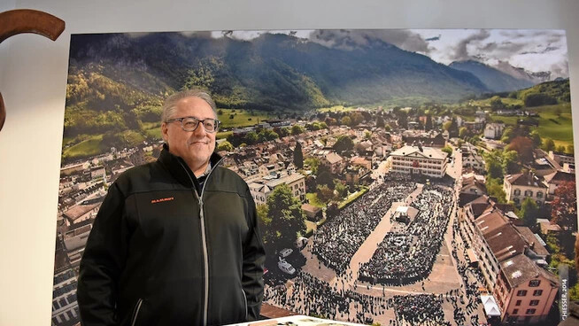 Drumherum fällt weg: Ratschreiber Hansjörg Dürst sah im Pop-up-Museum im Glarus ein Luftbild einer Landsgemeinde, die sich sehr von der nächsten unterscheidet. 