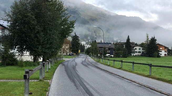 Die Unfallstelle Dischmastrasse in Richtung Bündastrasse in Davos Dorf.