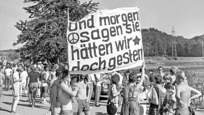 Breiter Protest: In den 1970er- und 1980er-Jahren demonstrieren Zehntausende wie hier 1984 in Kaiseraugst gegen den Bau von Atomkraftwerken in der Schweiz.