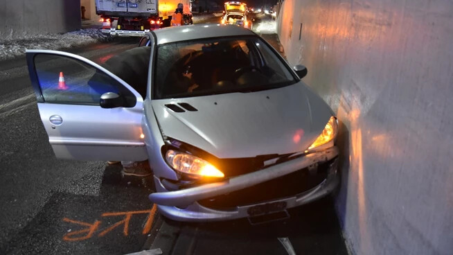 Die 21-jährige Autofahrerin kollidierte mit der Tunnelwand auf der Gegenfahrspur.