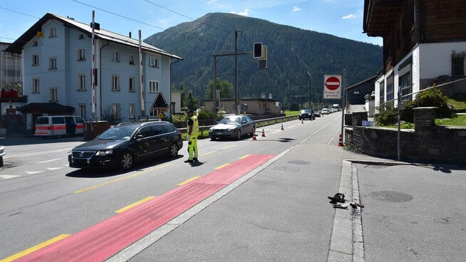 Zusammenstoss in Davos: Ein 47-jähriger Mountainbiker kollidiert mit Auto und verletzt sich schwer.