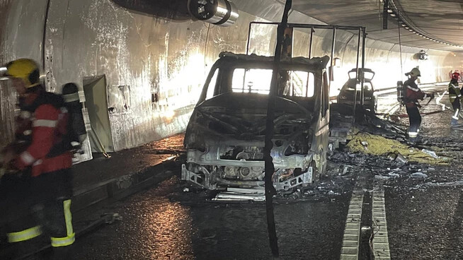 Sach- aber keinen Personenschaden: Der ausgebrannte Tiertransporter hat Schäden an der Tunnelinfrastruktur hinterlassen.