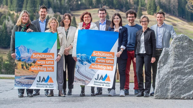 Vereinte Kräfte: Zehn Politikerinnen und Politiker aus fünf Parteien und aus verschiedenen Regionen Graubündens engagieren sich gemeinsam im Komitee «Klimaschutzgesetz Ja». 