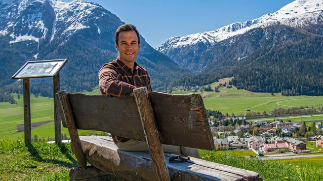 Noch immer in den Bergen unterwegs: Sandro Viletta posiert 2021 oberhalb von La Punt.