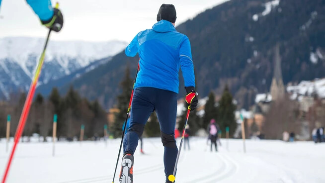 Wintersportler vergnügen isch beim Langlaufzentrum Dario Cologna in Davos beim Langlaufen.