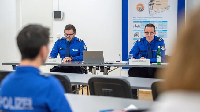 Die Kantonspolizei informiert: Marcel Trinkler, Chef Fachstelle Prävention (links), und Aluis Candinas, Chef Kommando- und Verkehrsabteilung, präsentieren die Bündner Verkehrsunfallstatistik 2023.