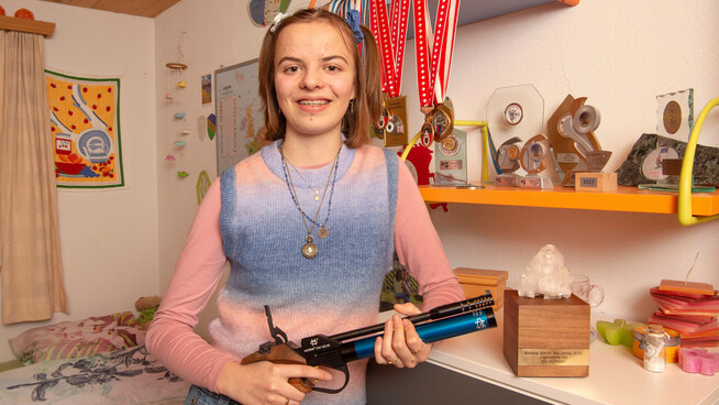 Stolz auf Ehrung: Mia Hartmann präsentiert in ihrem Zimmer im Elternhaus in Lunden den Kristalpokal als Bündner Nachwuchsschützin des Jahres.  