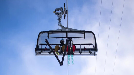 Seit Mittwoch sind die Glarner Skigebiete wieder geöffnet. Dafür wurde ein Kapazitätssystem erstellt.