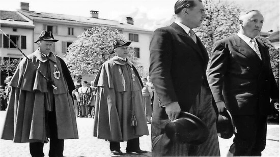 Fritz Zwicky (ganz rechts) besucht die Landsgmeinde 1951.