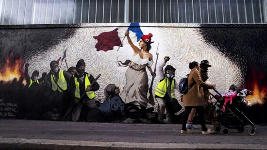 Mit seinem Wandgemälde, das Eugène Delacroix' Werk "Die Freiheit führt das Volk" nachempfunden ist, solidarisiert sich der Künstler 
Pascal Boyart in Paris mit der Bewegung der Gelbwesten.