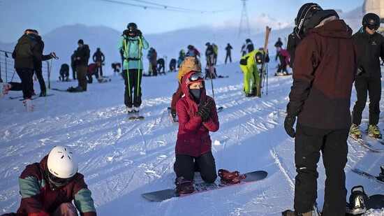 Reduzierter Betrieb: In verschiedenen Bündner Skigebieten ging es laut Tourismusexperten sehr gesittet zu und her. Die Gäste  hätten sich an die Corona-Regeln gehalten und auch Schutzmasken getragen.
