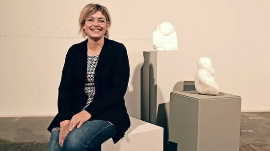 Oktopus in schwarzem Stein: Im Kunsthaus präsentiert Karin Reichmuth eine Skulptur und zwei Malereien. Bild Claudia Kock Marti