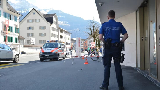 Rein in die Bank und mit einer Tasche voller Geld wieder raus, wo die Polizei schon wartet: Der Plan des Schweizers, im März 2017 die Raiffeisenbank in Näfels zu überfallen, endete schliesslich im Gefängnis.