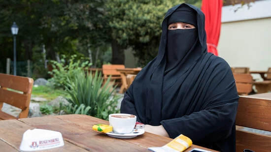 Geht bald nicht mehr: Eine saudische Touristin sitzt in einem Restaurant in Interlaken im Berner Oberland. 