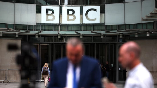Der britische Rundfunksender BBC gibt sich neue Regeln für Moderatorinnen und Moderatoren im Umgang mit den Sozialen Medien. (Archivbild)