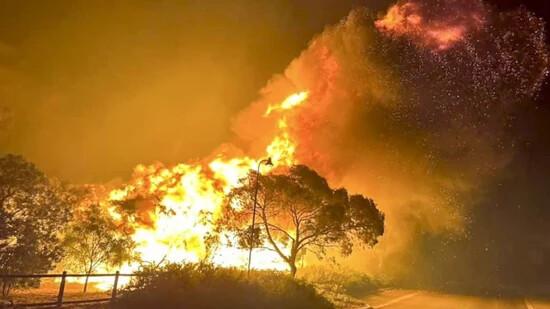 Flammen lodern während eines Vegetationsbrandes nördlich von Perth. Foto: DFES/Dept.Fire and Emergency Services. WA/AP/dpa