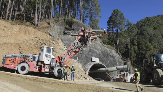 Am 12. November stürzte der 4,5 Kilometer lange Autobahntunnel nach einem Erdrutsch während der Bauarbeiten teilweise ein. Foto: Uncredited/AP