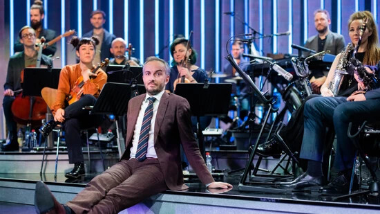 Jan Böhmermann und das Rundfunk-Tanzorchester Ehrenfeld verlassen das Fernsehstudio der Latenight-Show "ZDF Magazin Royal". Anfang nächsten Jahres gehen sie auf Tour und legen auch einen Stopp in Zürich ein.