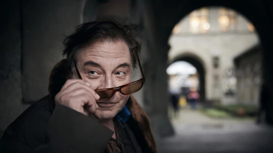Schauspieler Beat Schlatter spielt in der Komödie "Bon Schuur Ticino" das Gedankenexperiment durch, was wäre, wenn in der Schweiz nur noch Französisch gesprochen würde - und blickt mit Selbstironie auf die unterschiedlichen kulturellen Befindlichkeiten…