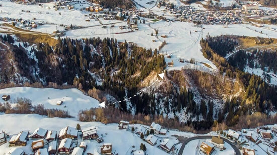 Hoch hinaus in Disentis: Der Kanton Graubünden bezahlt 586'000 Franken für die längste Hängebrücke im Kanton. Diese soll Disentis und Mumpé Medel verbinden und Wanderer können 100 Höhenmeter einsparen.
